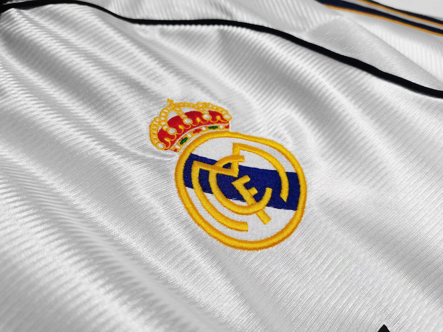 EQUIPACIÓN RETRO REAL MADRID 1998-00