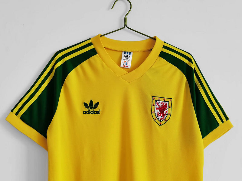 EQUIPACIÓN RETRO GALES 1982