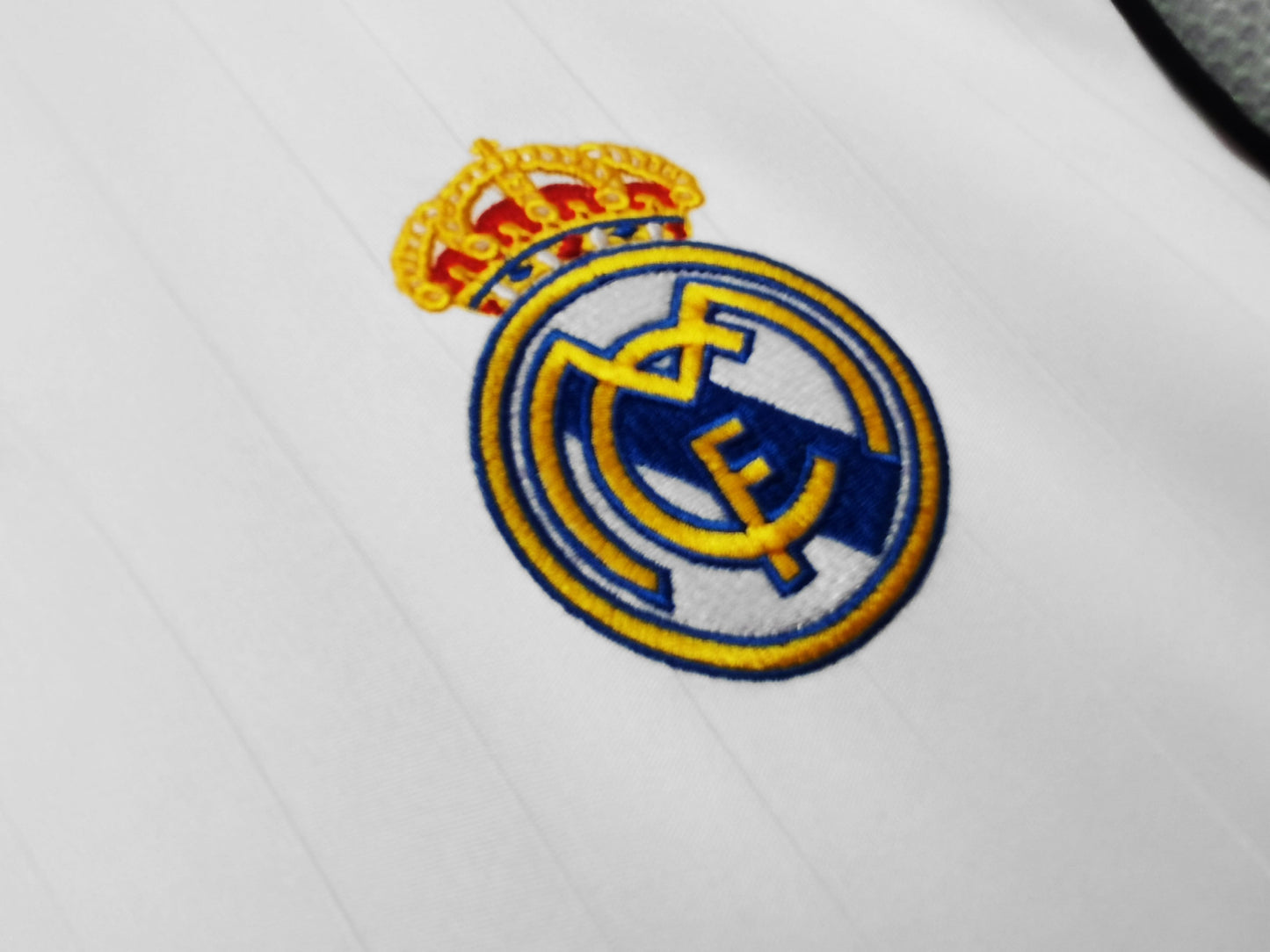 EQUIPACIÓN RETRO REAL MADRID 2006-07 MANGA LARGA