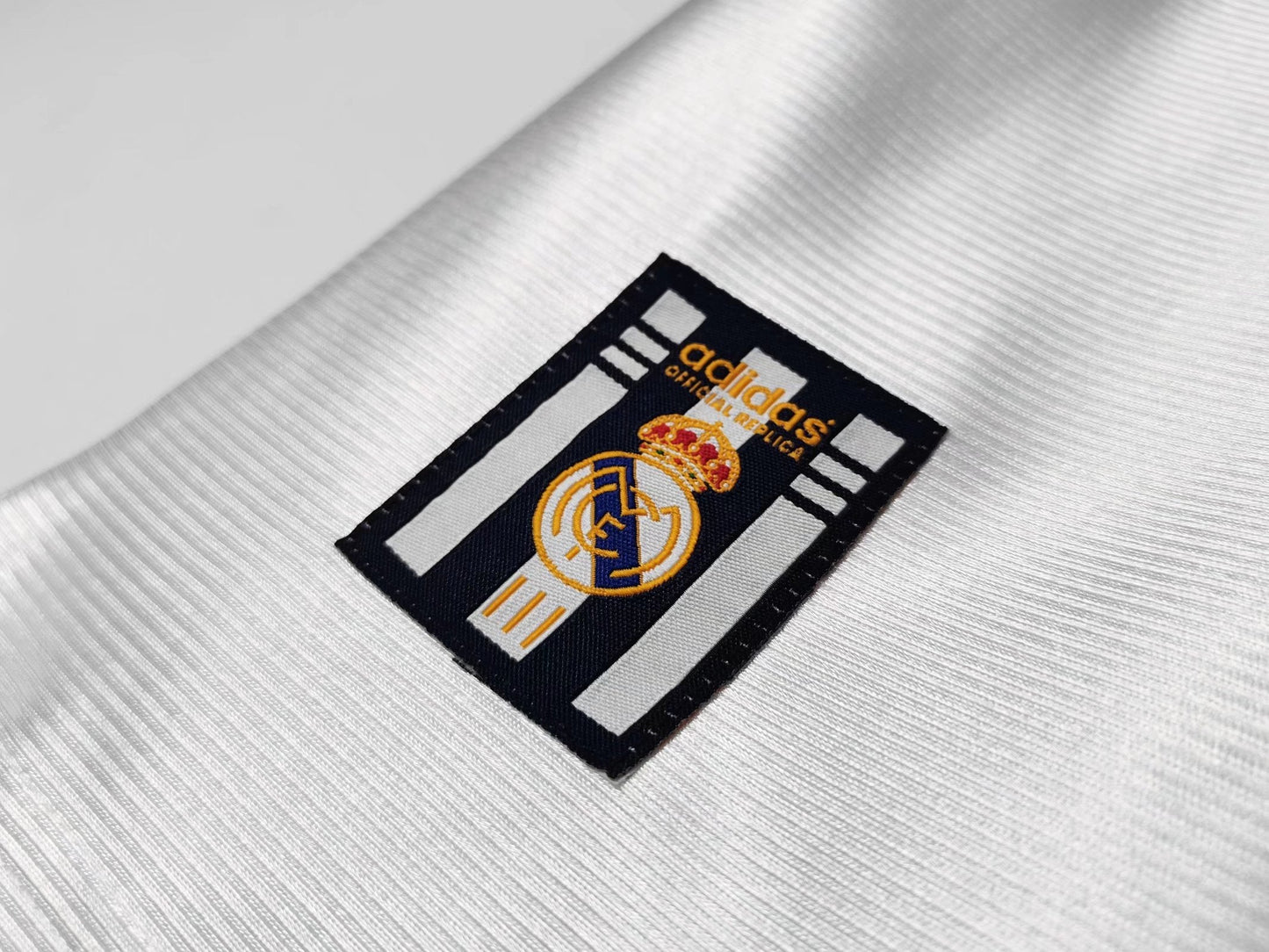EQUIPACIÓN RETRO REAL MADRID 1998-00